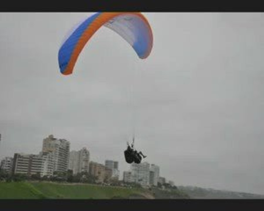 Parapente au-dessus des falaises de Lima
