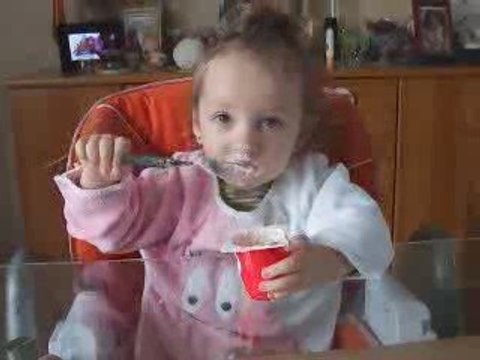 AZILYS QUI MANGE TOUTE SEULE