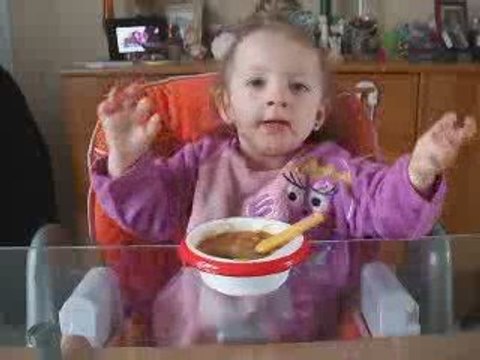 azilys qui mange toute seule