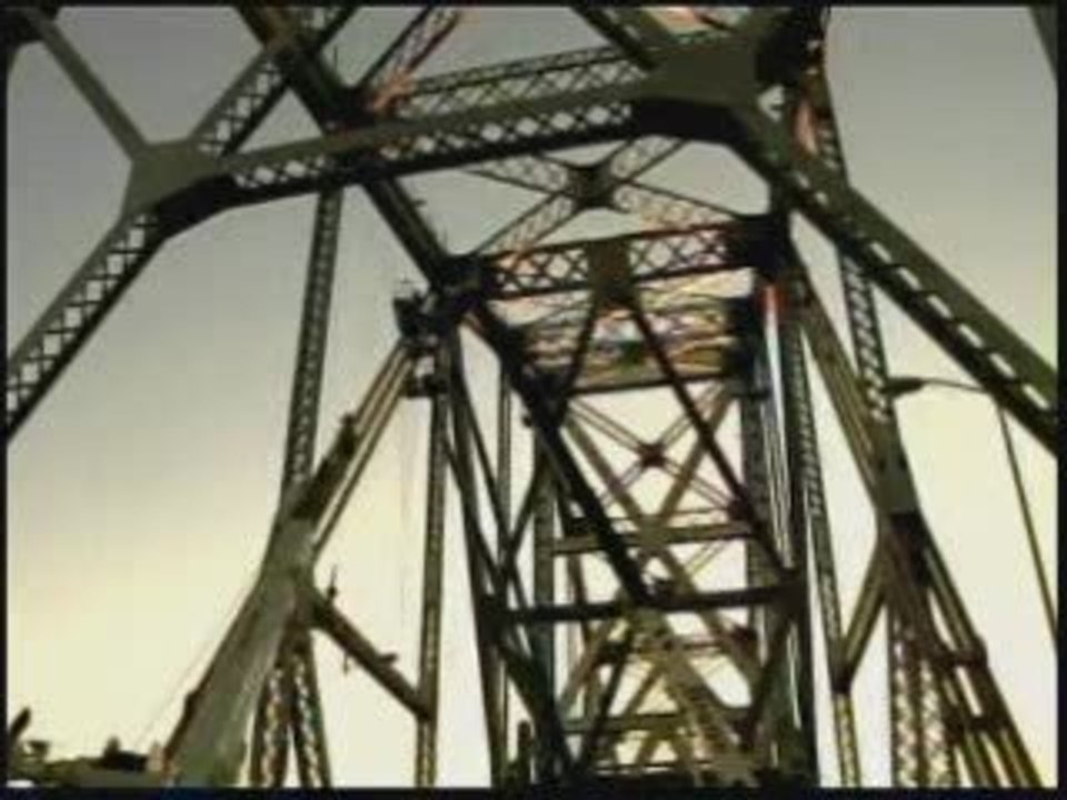 Ponte in pericolo causa a del vento
