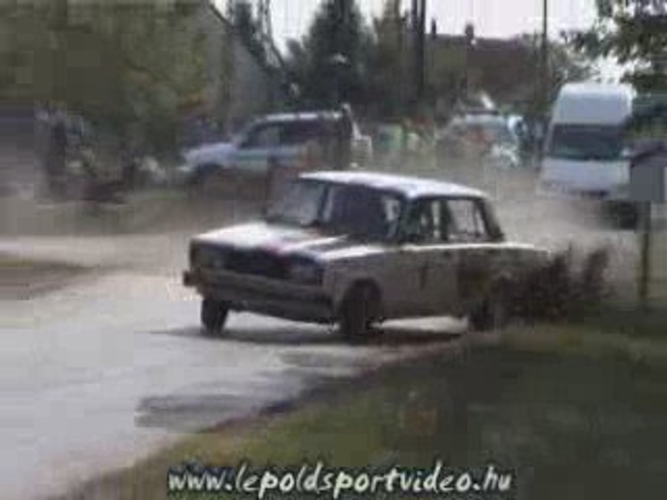 Une LADA sur le toit.