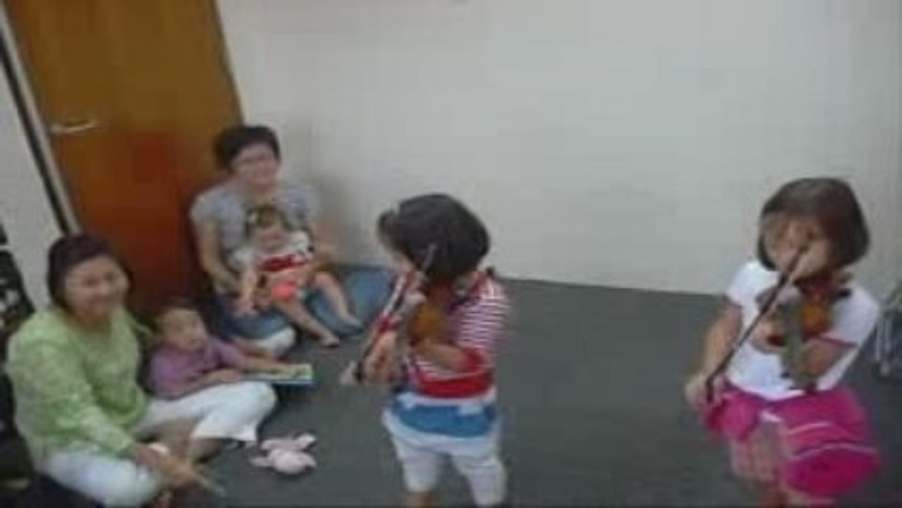 Charlotte & Ella, showcase 3, violon