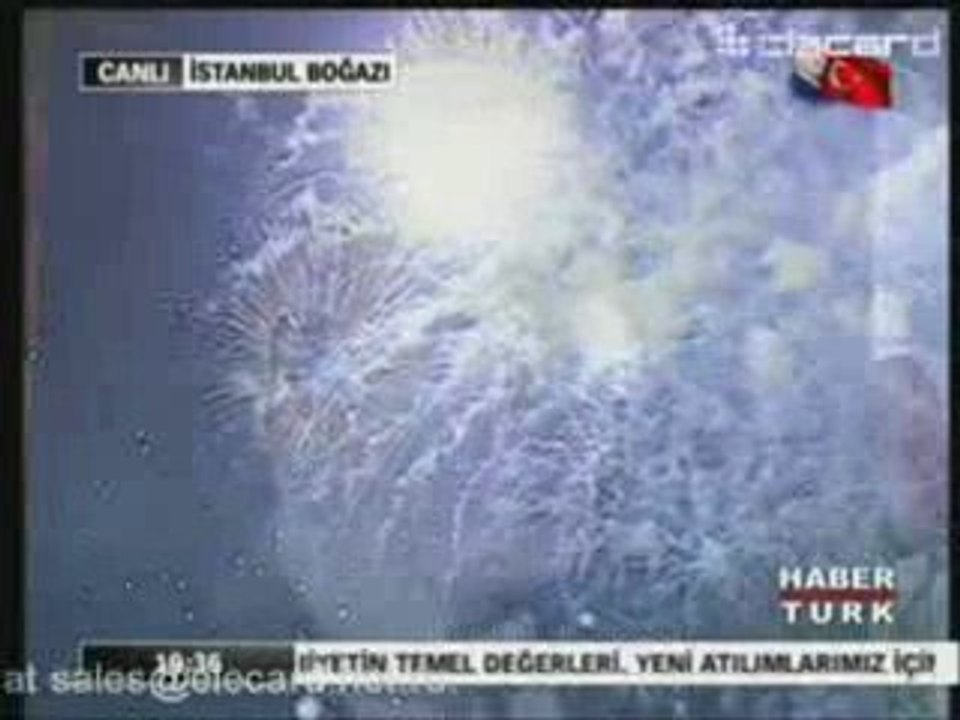 Cumhuriyet'in 86. yılı İstanbul boğazı havai fişek gösterisi