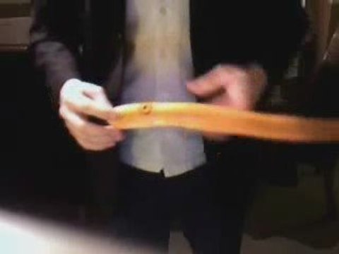 Learn close up street magic tricks to pick up girls