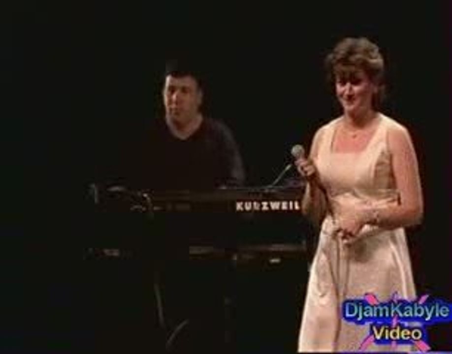Dinna Yenni "Yebbah" live au palais des glaces