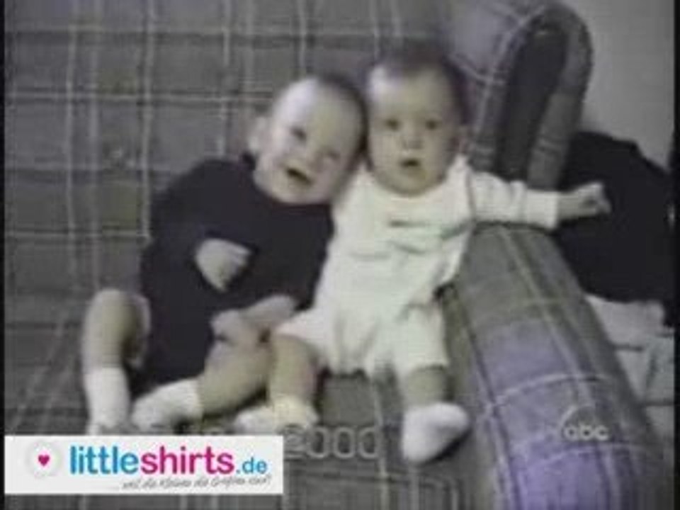 *lustig* Ein Baby lacht über anderes Baby mit Schluckauf