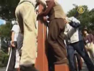 Пожилые японцы получают детские площадки