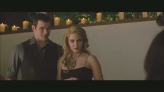 La escena de los Cullen regalandole a Bella!