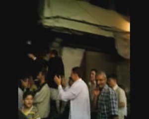 Entre eux, les hommes fêtent le mariage dans les rues