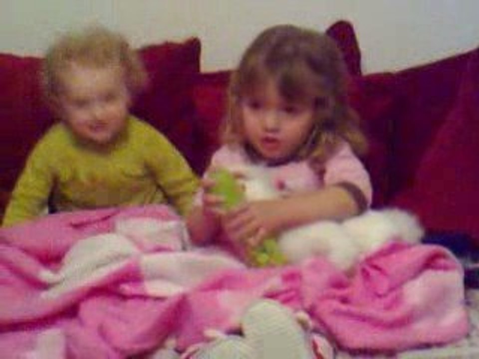 Faustine et Elysa devant les aristochats (2)
