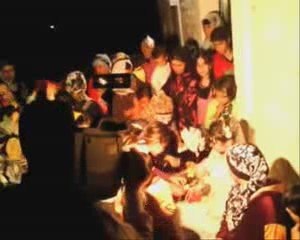 Les femmes préparent la mariée pour sa nuit de noces