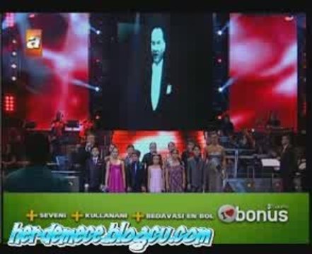 10. Yıl Marşı - Bir Şarkısın Sen çocukları seslendiriyor.