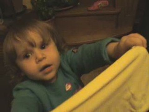 Tenaya joue avec ses vêtements !