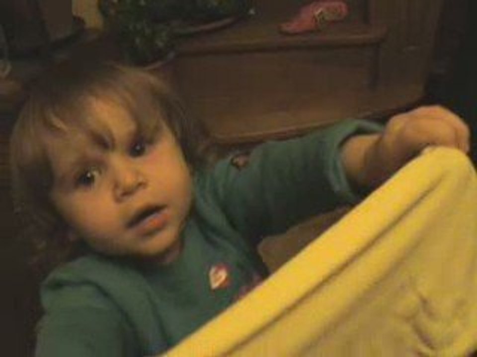 Tenaya joue avec ses vêtements !