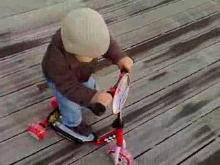 Noah fait de la trotinette