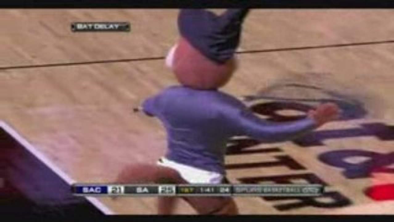 Ginobili cattura pipistrello!