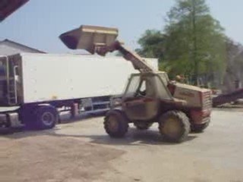 Chargement d'un camion de tourteau avec un Manitou