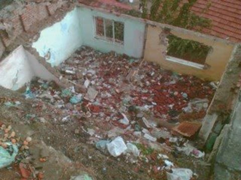 yıkılan evin acıklı hali
