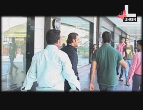 Why Shahrukh Khan Is Irritated?