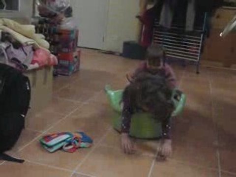 Lucile et Juline avec la bassine !