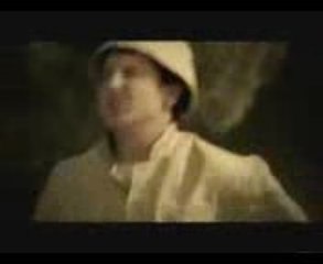 ağlamamak için zor tutuyorum kendimi