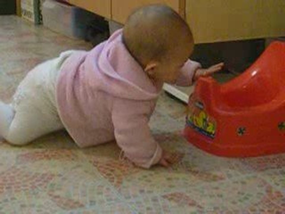 Sophie explore les choses