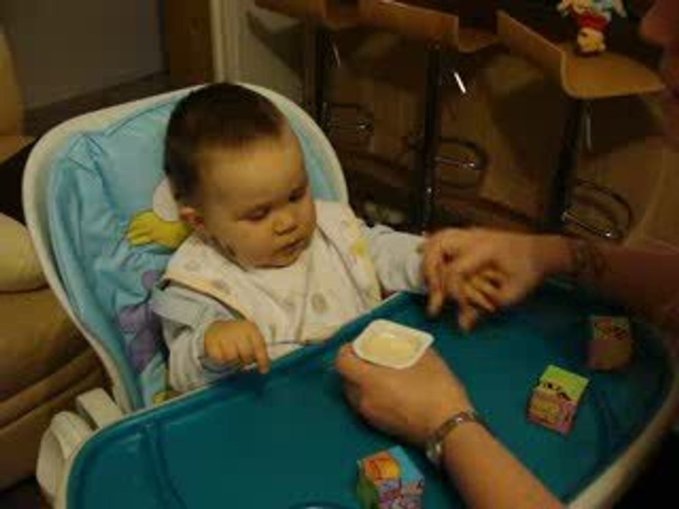 Manger seul à la cuillère... Première !