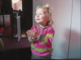 Cléa chante ce qu'elle a appris à l'école