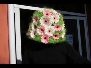 Xavier Ride: performance l'homme à tête de fleurs