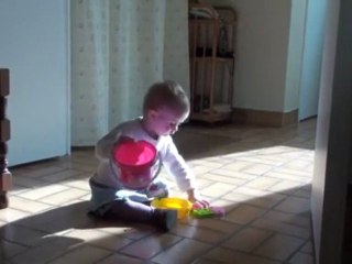 Petite Louise fait à manger