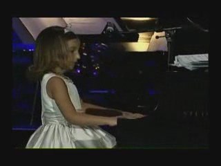 Emily Bear - la bambina prodigio suona con l'orchestra
