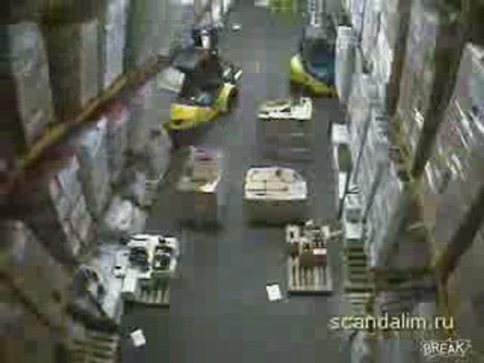 Effetto domino distrugge magazzino