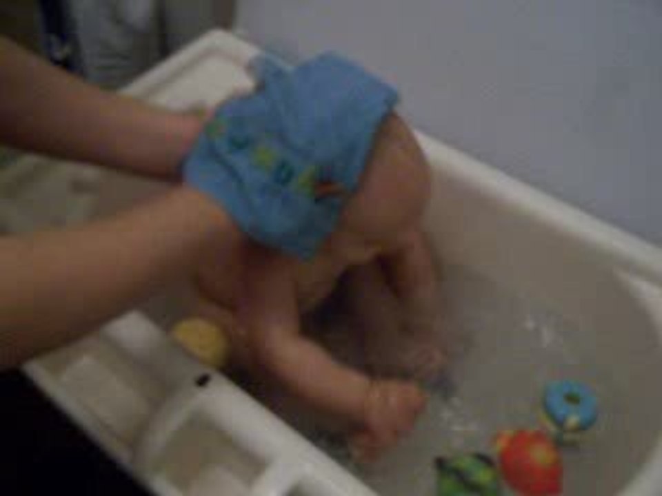005 YOhan 7 mois et demi s'éclate dans son bain !!!