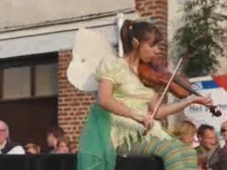 Melle Macadame Piano vole petit papillon