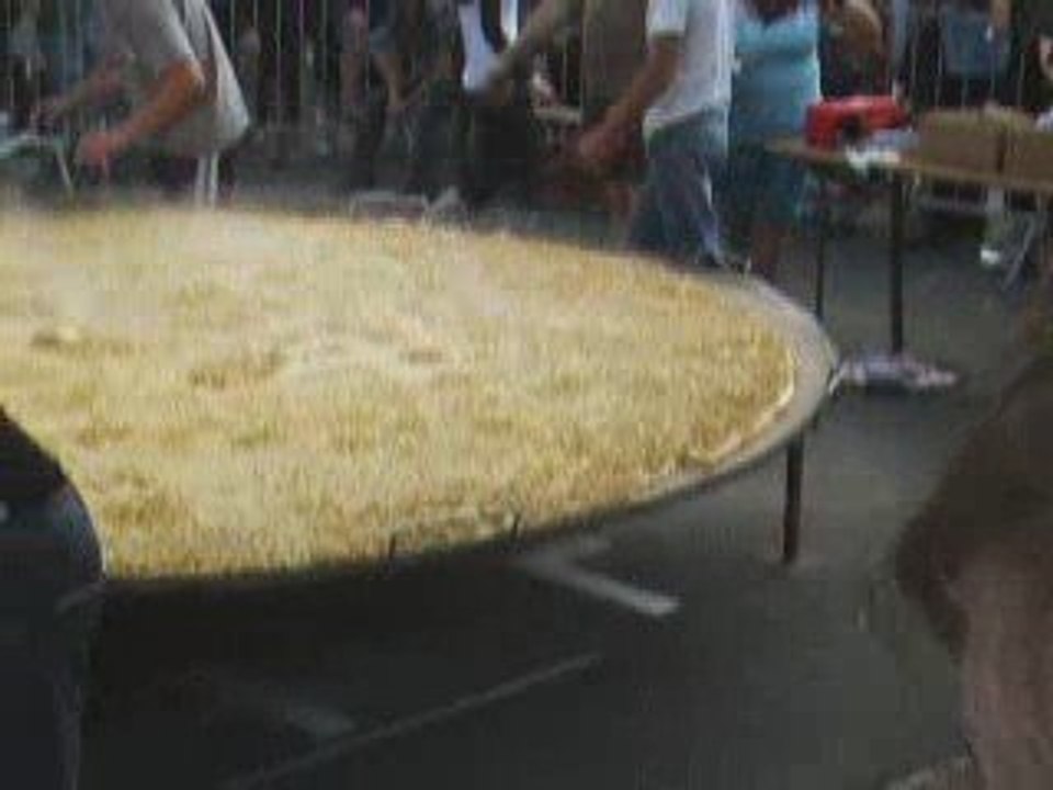 une tarte a la rhubarbe de 3M20 de diametres en lorraine!!!!