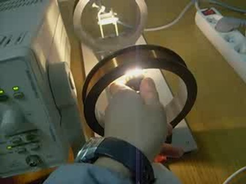 Non émission d'ondes électromagnétiques avec lampe hologène