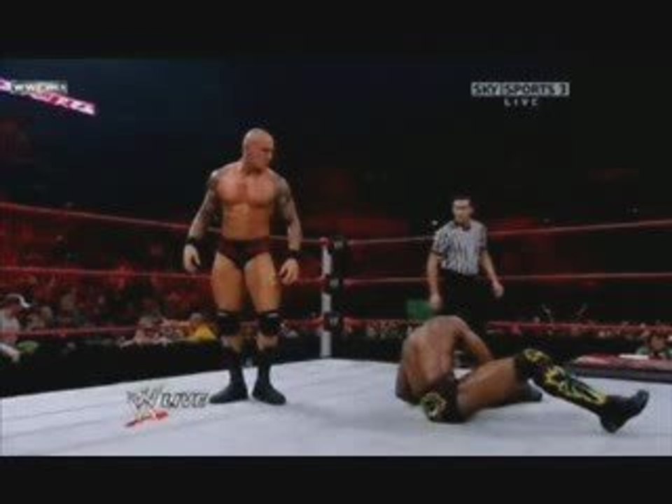 Kofi Kingston vs Randy Orton - WWE RAW 11/02/2009 HQ
