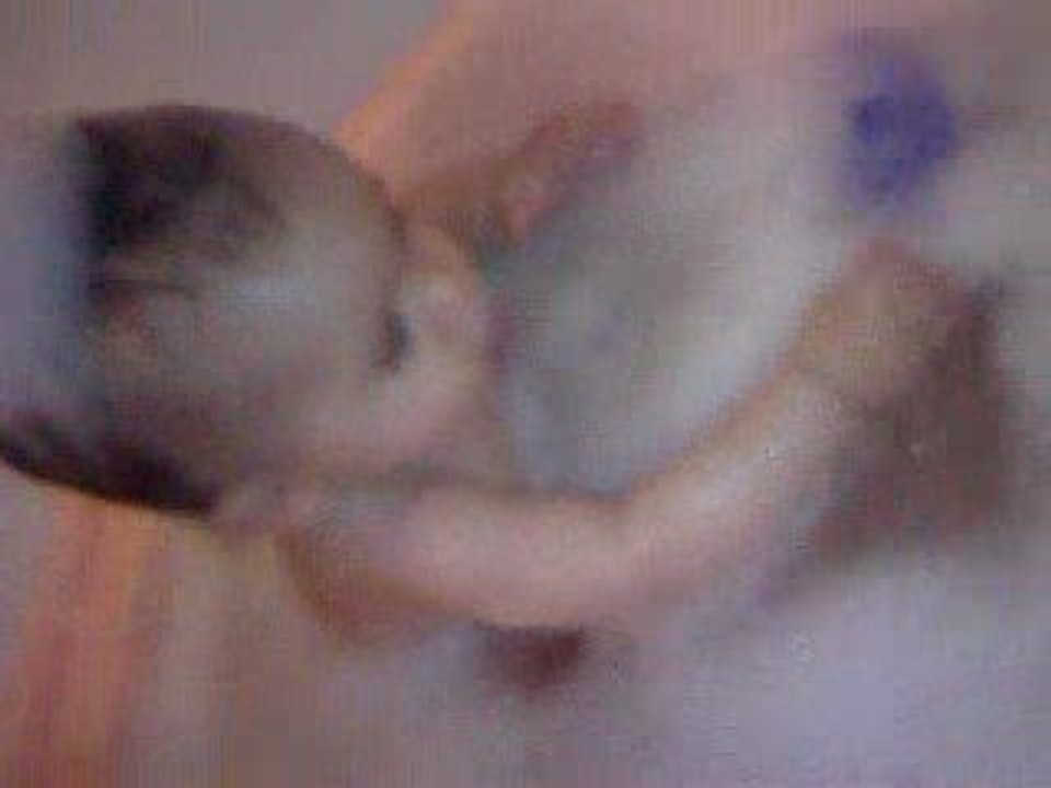 Noam dans son bain moussant !!!!