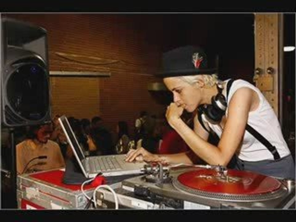 Samantha Ronson on East Village Radio 10-30-09 1/3