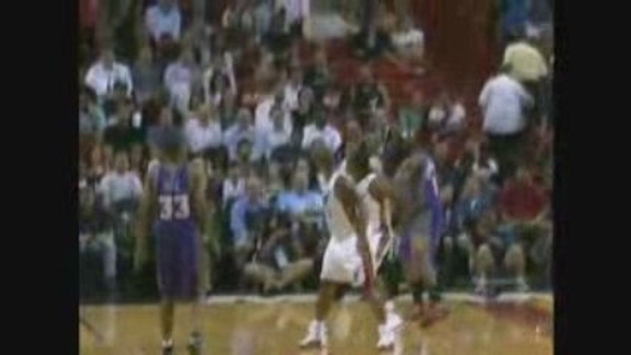 Amar'e Stoudemire Posterizes Joel Anthony