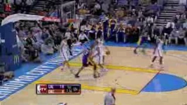 NBA Lamar Odom hits Andrew Bynum for the Alley-oop.