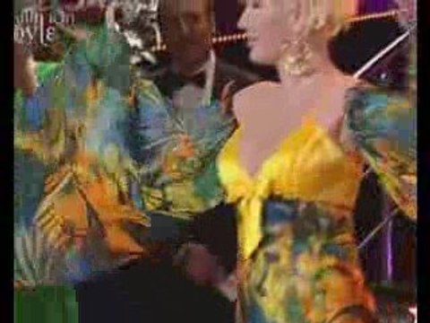 SEDA SAYAN CANLI CANLI SEVENLER GECE ÖLÜR'ü SÖYLÜYOR.