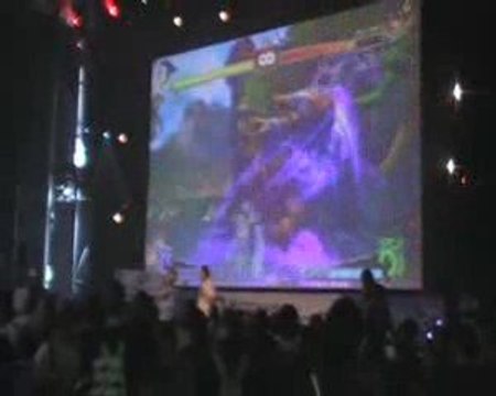 Yoshinori Ono au MGS 09 présentant Super Street Fighter IV