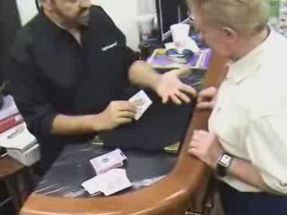 Learn close up street magic tricks to pick up girls
