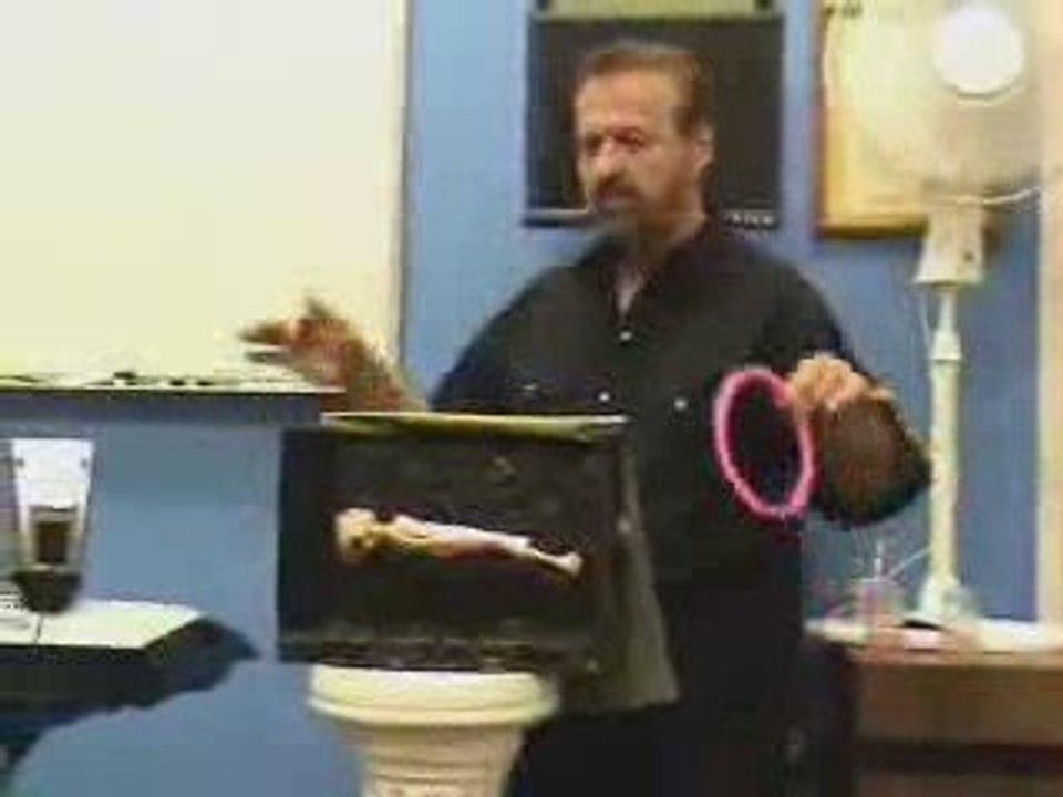 Learn close up street magic tricks to pick up girls