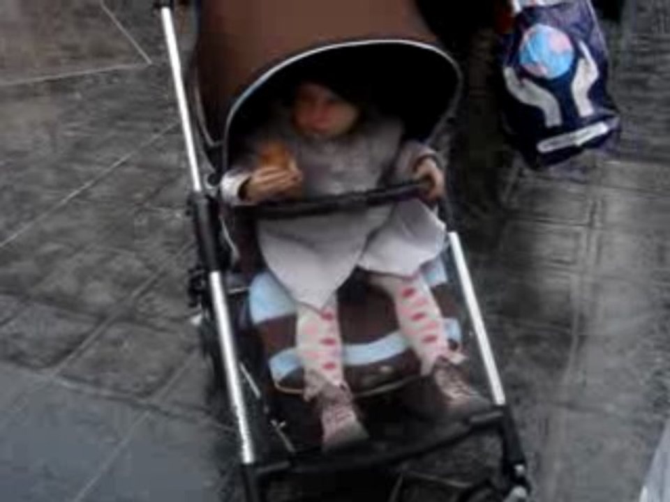 *...Hanna, sceptique devant cette troupe de musiciens...***°