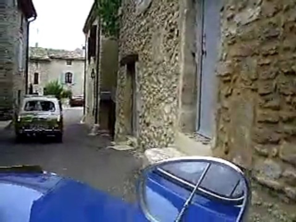 Mit dem goggo durch ein dorf in frankreich