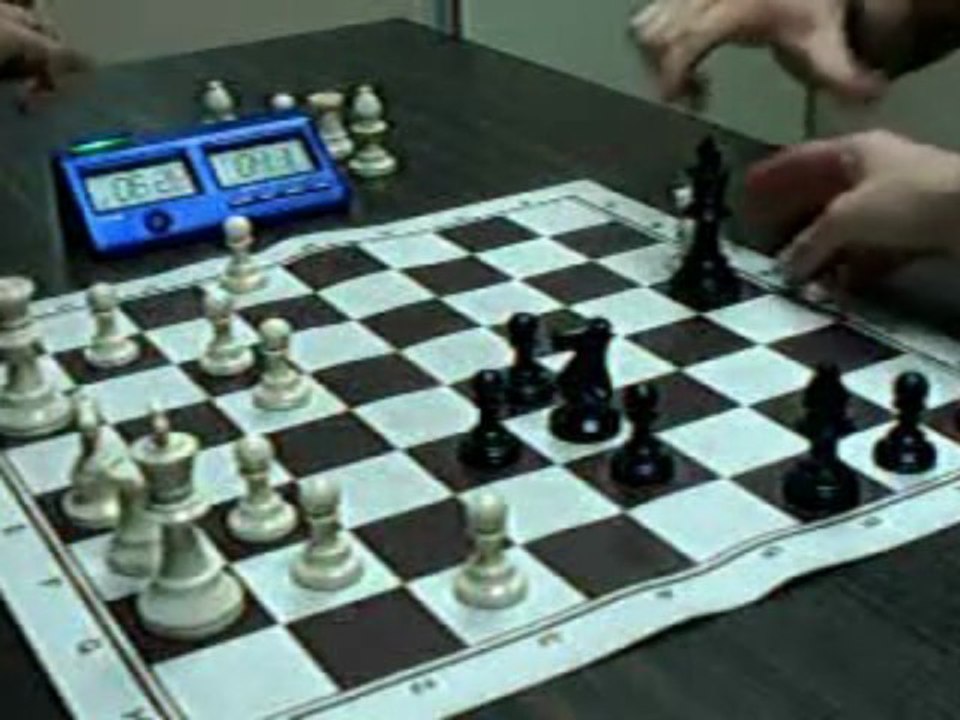 ECHECS : TONINIO 1 VS 0 DJAMEL (CLASSE C 2009)