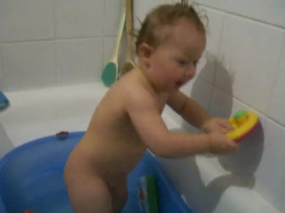 aylinn debout dans son bain
