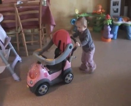 Laora marche avec son pousseur